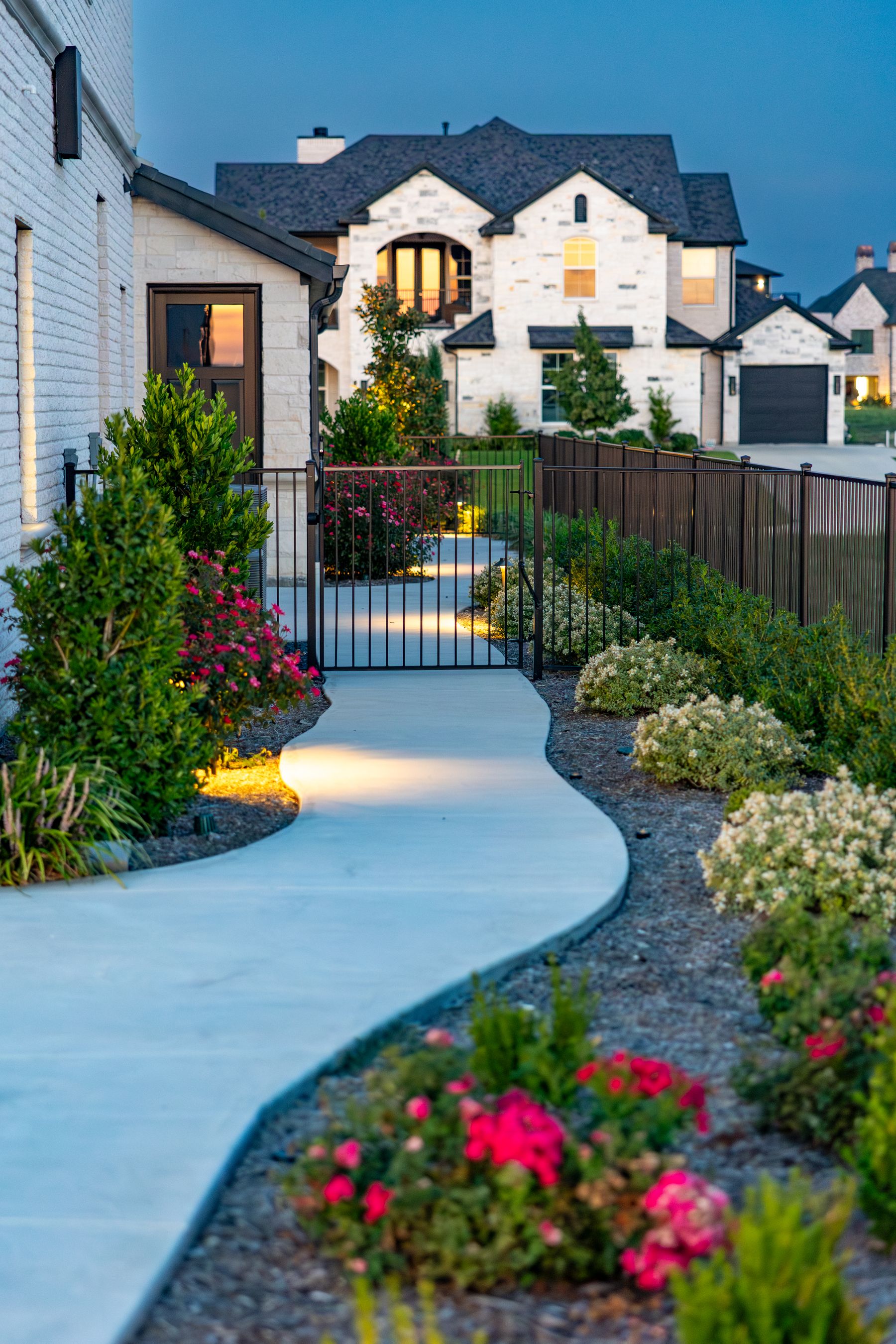 💡🏡 Give Your Landscape a Glow Up… Literally! 💡🏡